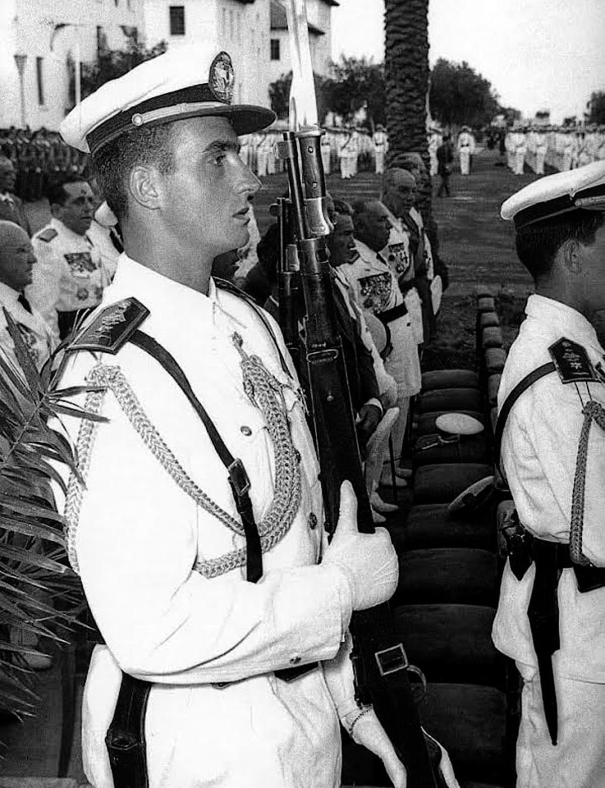Juan Carlos I rindiendo honores como gastador.