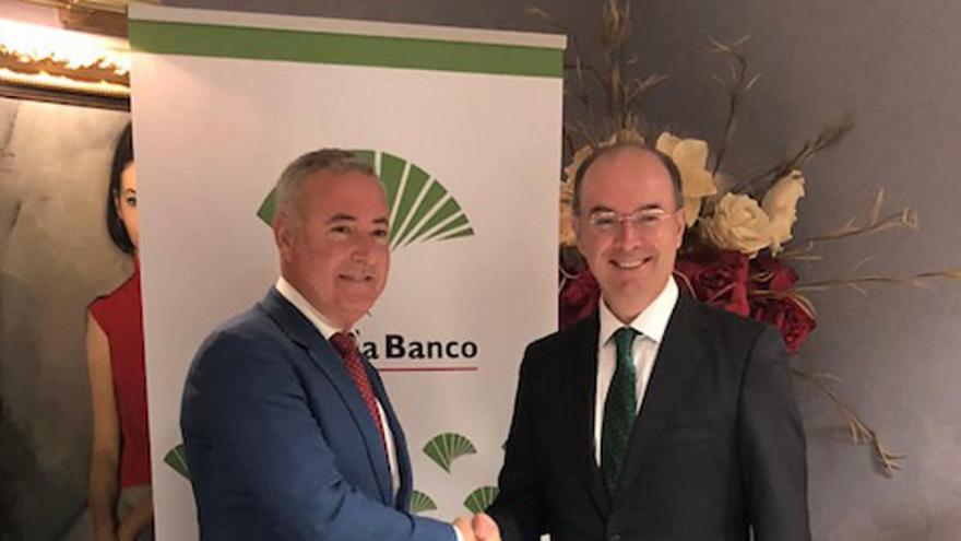 El director territorial de Unicaja Banco en Málaga, José Manuel Alba, y por el decano del Colegio Oficial de Economistas de Málaga, Juan Carlos Robles.