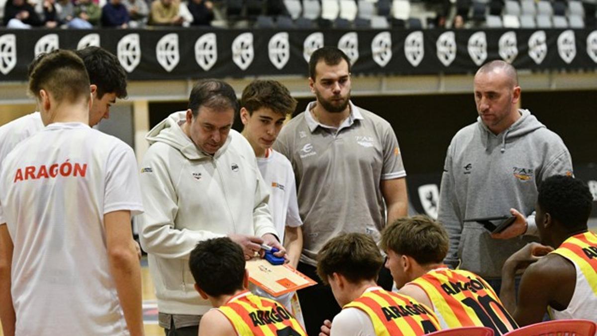 Javier López se dirige a sus jugadores durante un tiempo muerto.