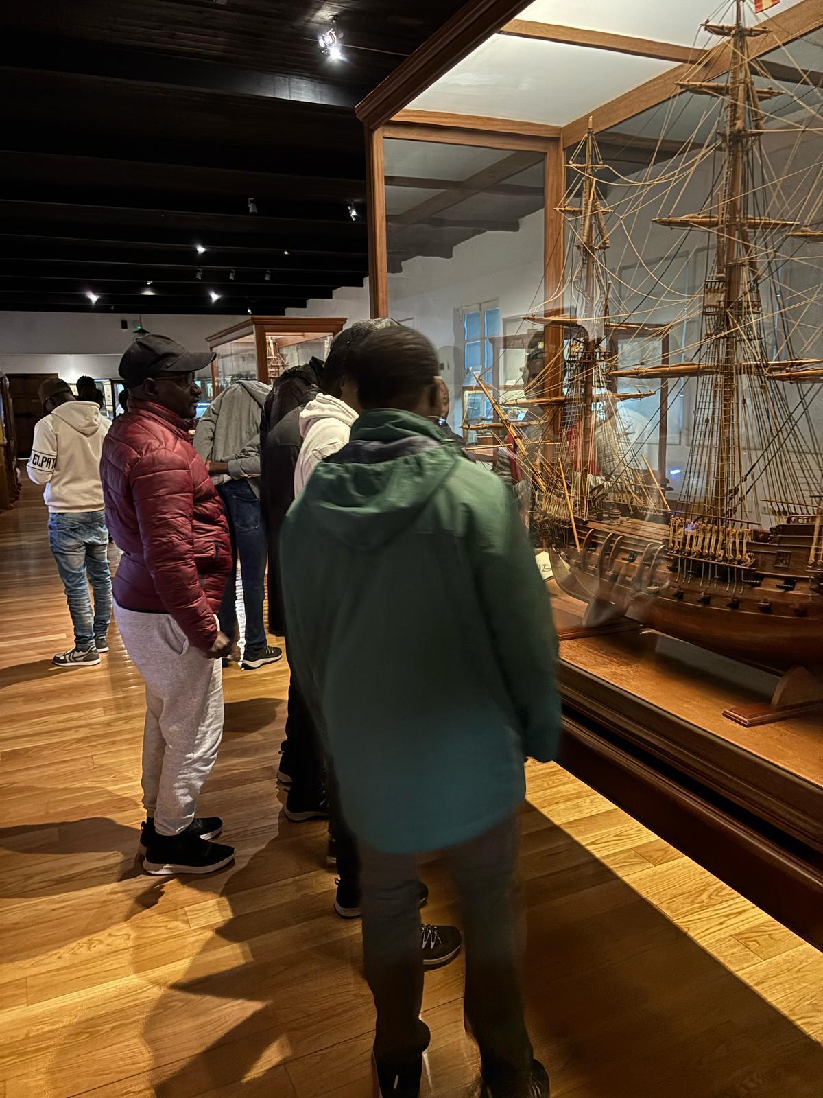 Un grupo de los refugiados que están en Bueu desde enero en una visita al Museo Massó, en el interior de la Sala Noble.
