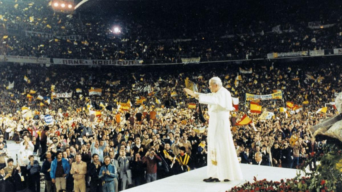 Juan Pablo II, durante su encuentro con los miles de jóvenes que llenaron el Bernabéu en 1982