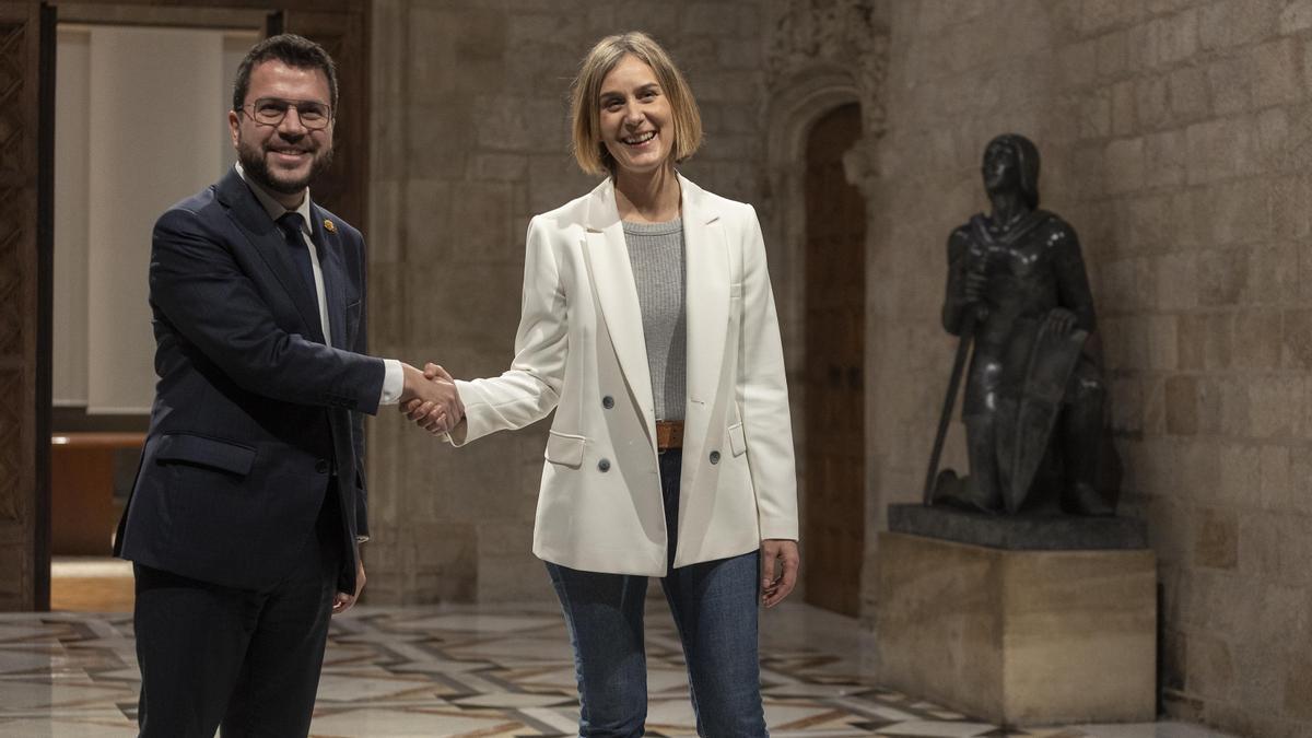 El president de la Generalitat, Pere Aragonès , y la presidenta del grupo parlamentario d’En Comú Podem, Jéssica Albiach durante la firma del acuerdo en el Palau de la Generalitat.