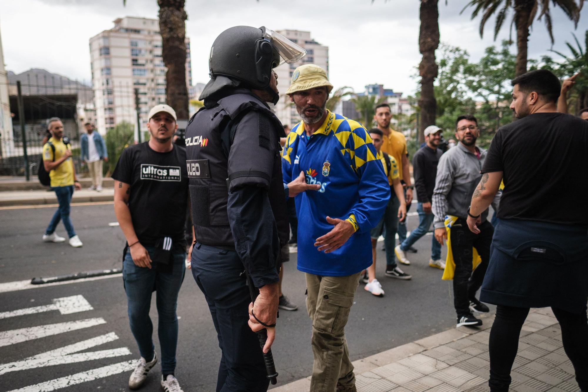 Ambiente e incidentes de la afición de la UD Las Palmas antes de llegar al Heliodoro