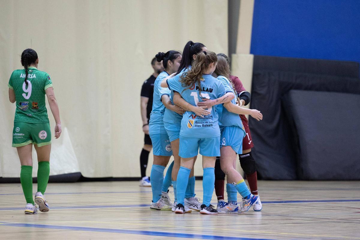 Las jugadoras del San Pablo celebran uno de los goles ante el Mioño