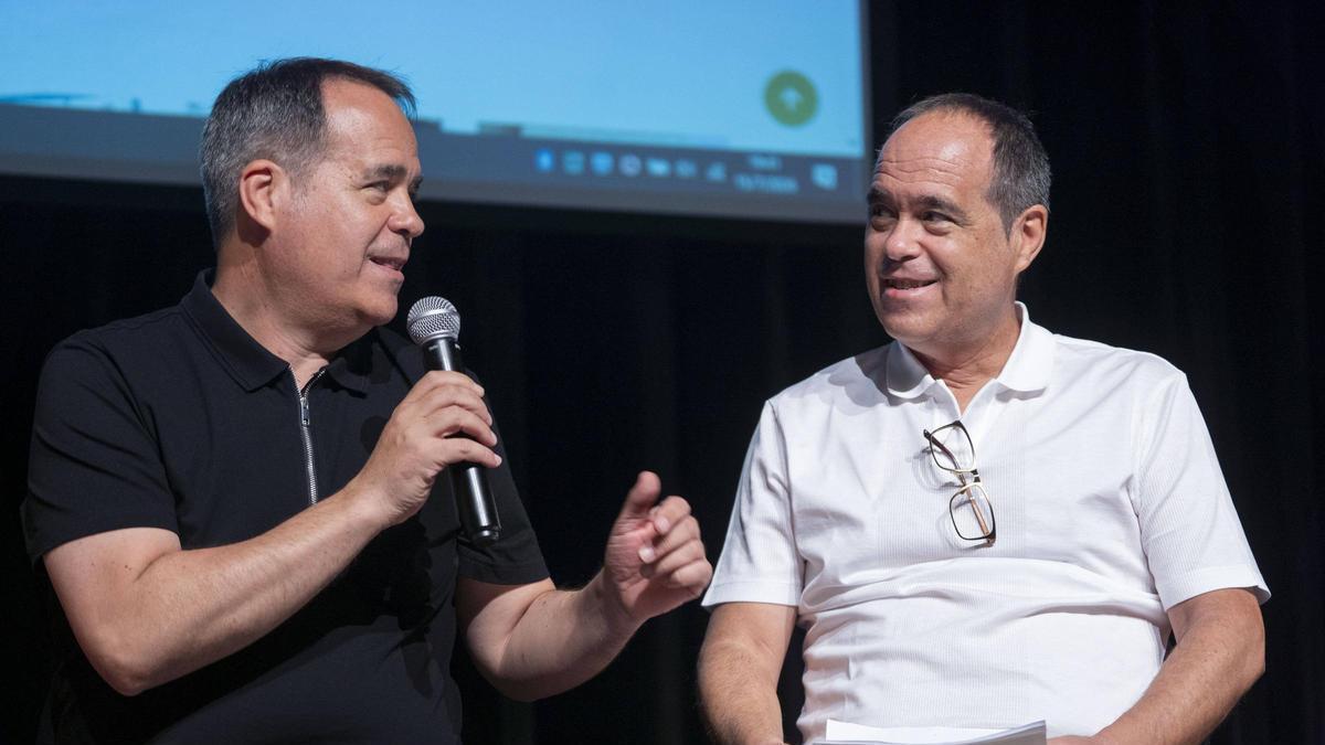 Joan Carles i Xavier Lluch, explicant la història del seu avi Ramon Lluch, dimecres a la Sala Petita del Kursaal