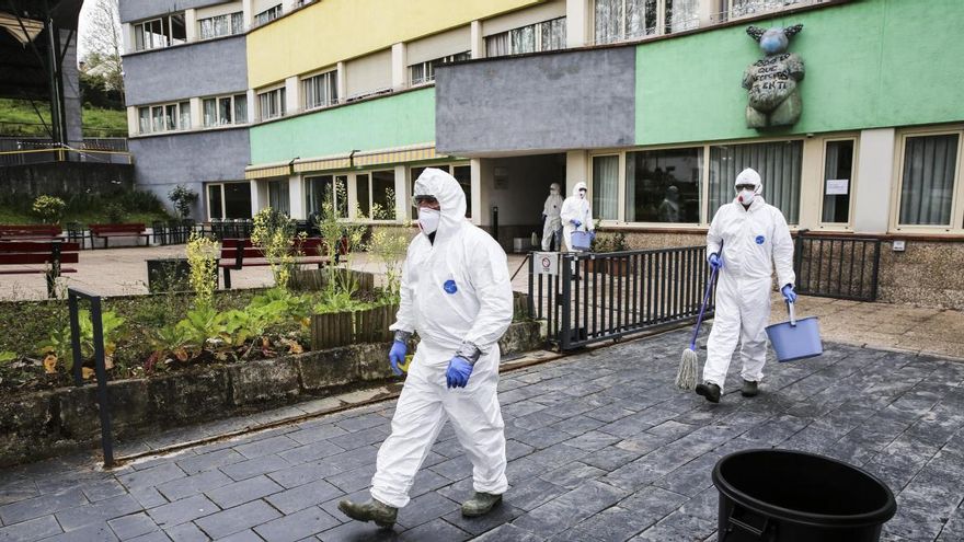 Las residencias de mayores: al filo de los cien muertos en un mes de estado de alarma