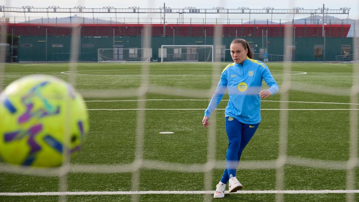Ewa Pajor se divierte chutando a portería durante la entrevista con SPORT