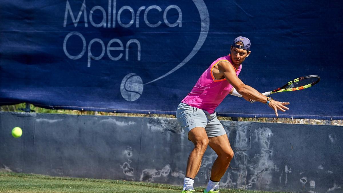 Rafel Nadal, durante un entrenamiento sobre la hierba de Santa PonÃ§a.