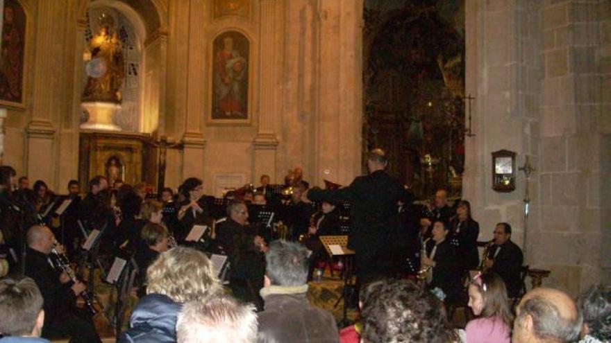 La banda interpreta una de las piezas en el interior de la iglesia.