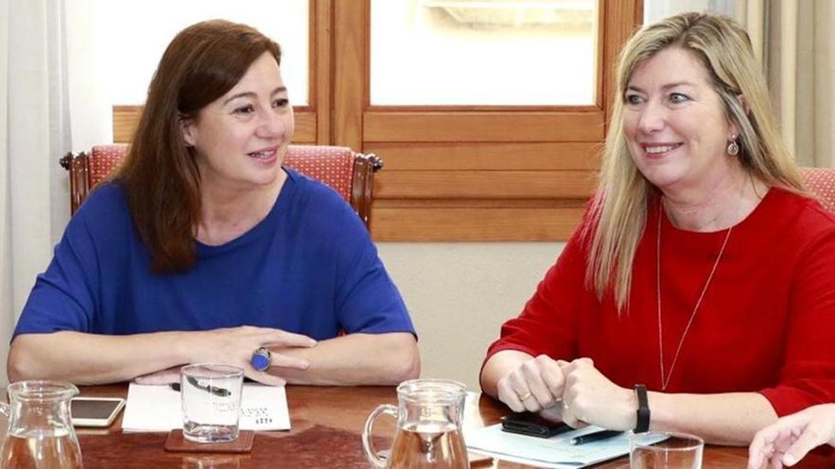 La presidenta Francina Armengol y la consellera de Salud, Patricia Gómez.