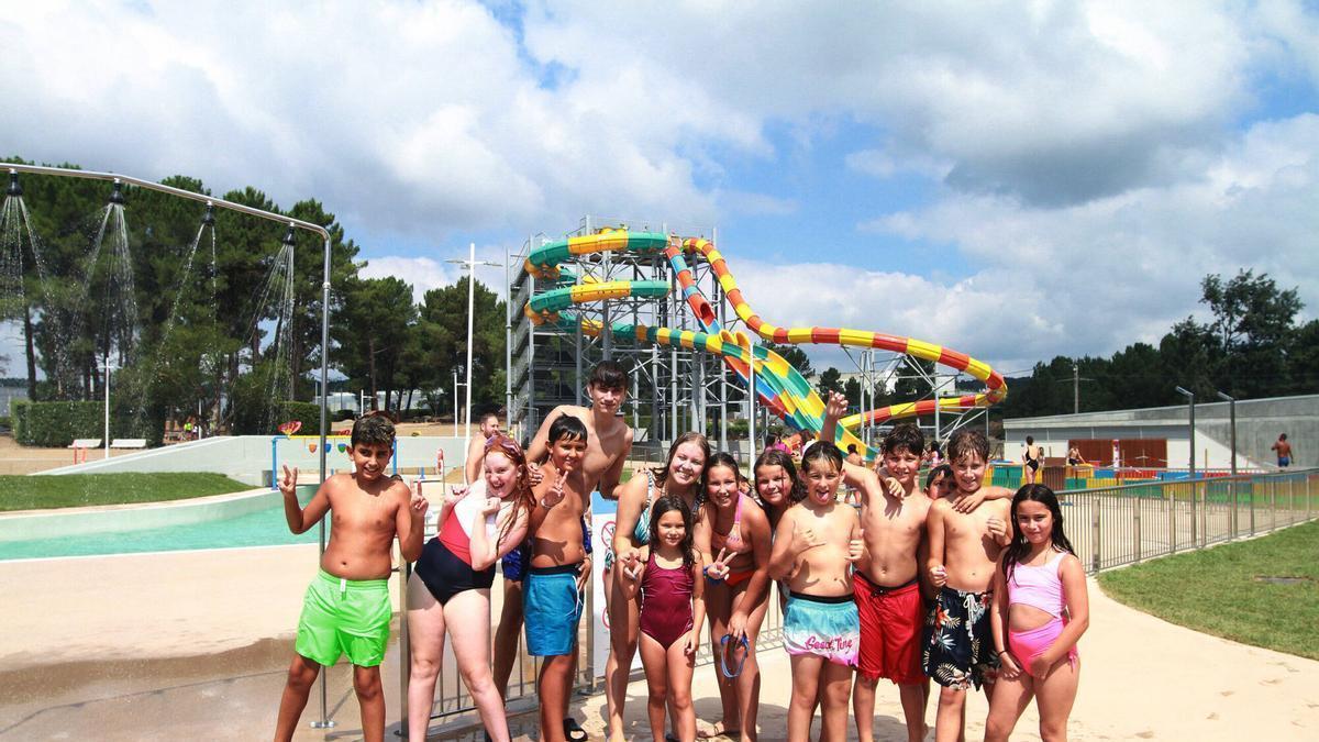 Los niños disfrutan de las nuevas instalaciones del parque acuático.