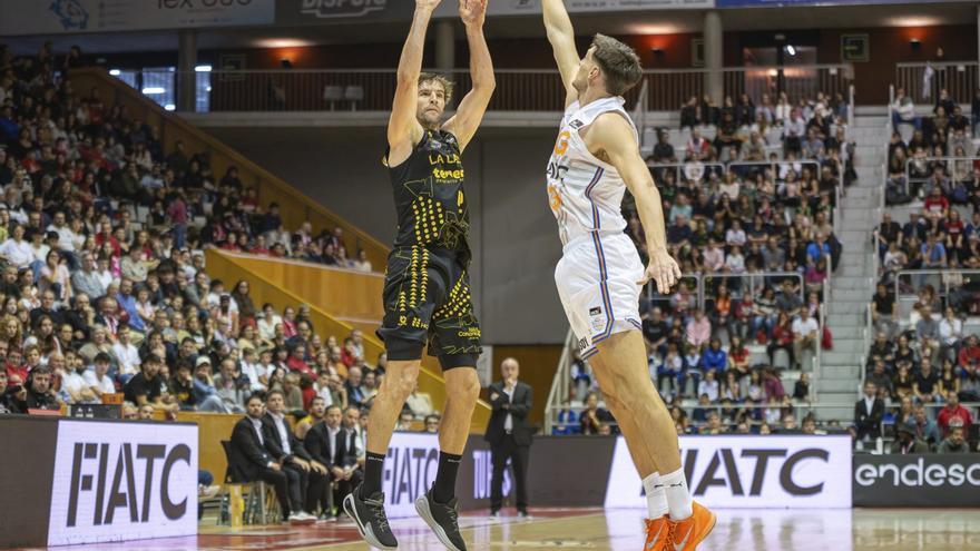 Aaron Doornekamp lanza un triple ante Sergi Martínez.