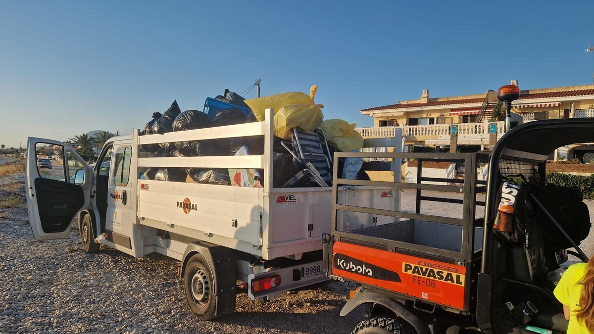 Uno de los camiones de la empresa de basura cargado hasta los topes de residuos playeros