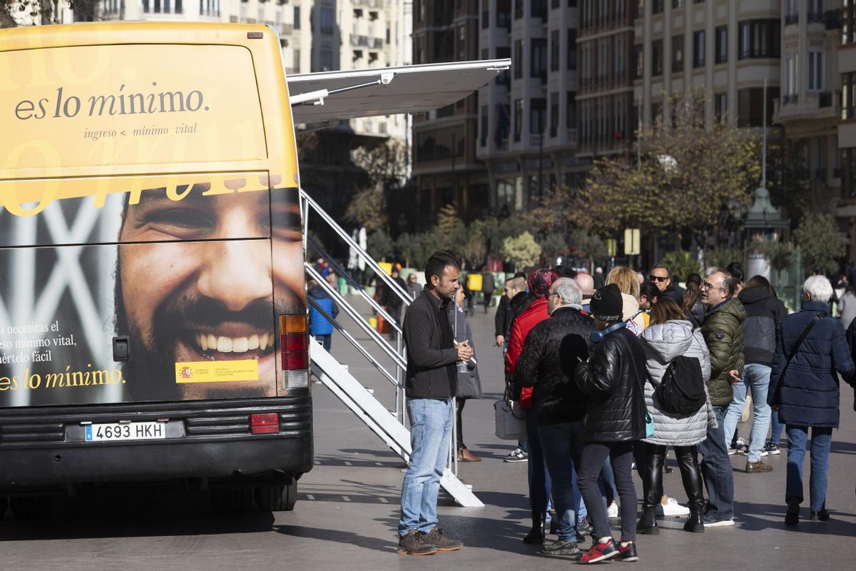 El autobús informativo está estacionado en la Plaza del Ayuntamiento