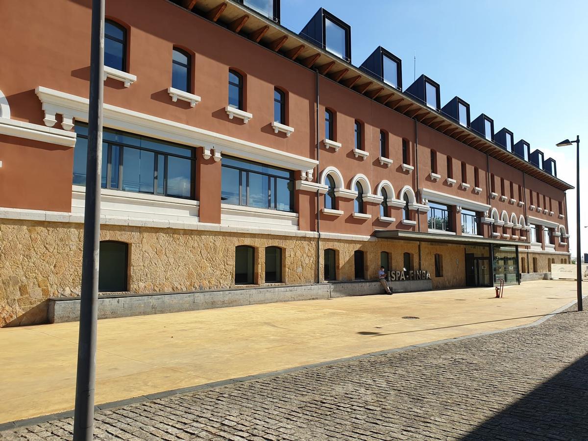 Edificio de la FINBA, emplazado enfrente del HUCA.