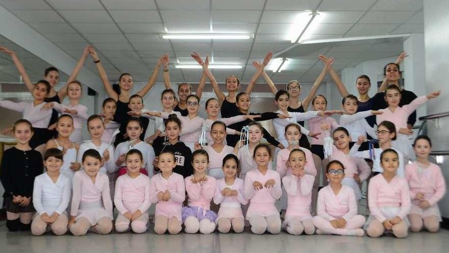 Las alumnas de Inés Núñez bailarán el jueves junto al Ballet Imperial Ruso. // Gonzalo Núñez