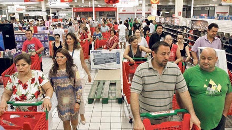 Interior de una de las grandes superficies comerciales ubicadas en el municipio.