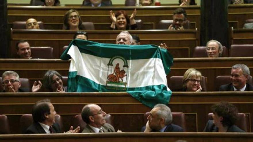 Bronca en el Congreso a cuenta de una bandera andaluza