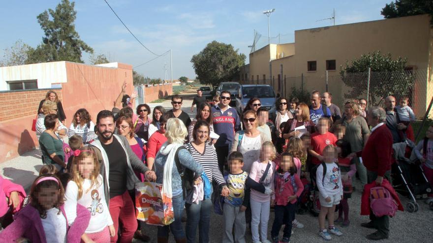 Las madres ayer con los niños durante la protesta.