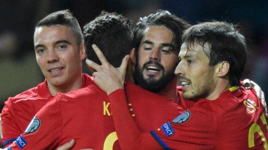 Iago Aspas felicita a Isco junto a Koke y Silva. // Reuters