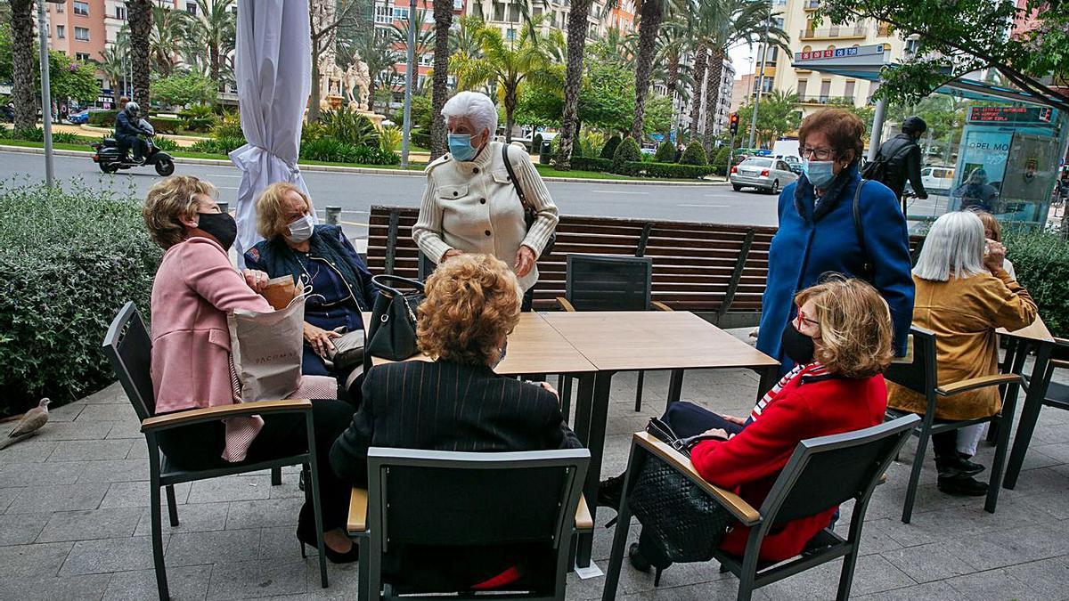 Imágenes de mesas con media docena de personas tras la entrada en vigor de la medida. 