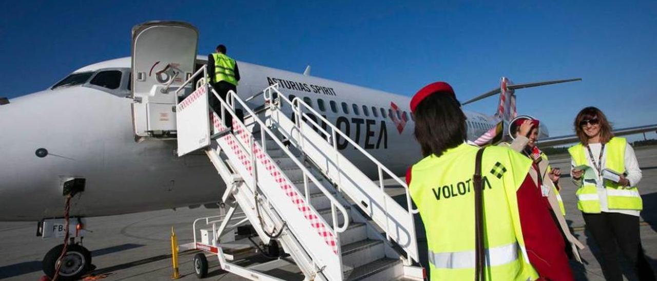 La tripulación y el avión de Volotea &quot;Asturias Spirit&quot;, en la pista de Santiago del Monte.