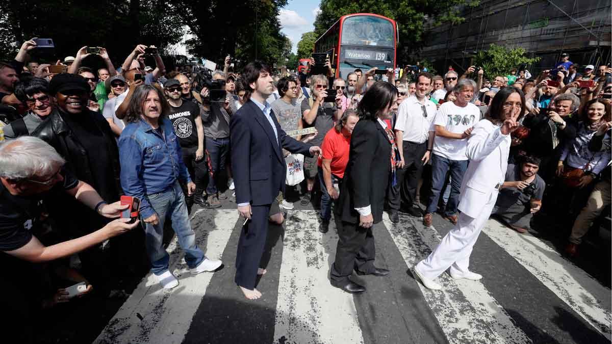 La beatlemanía paraliza Abbey Road en el 50 aniversario de la icónica foto