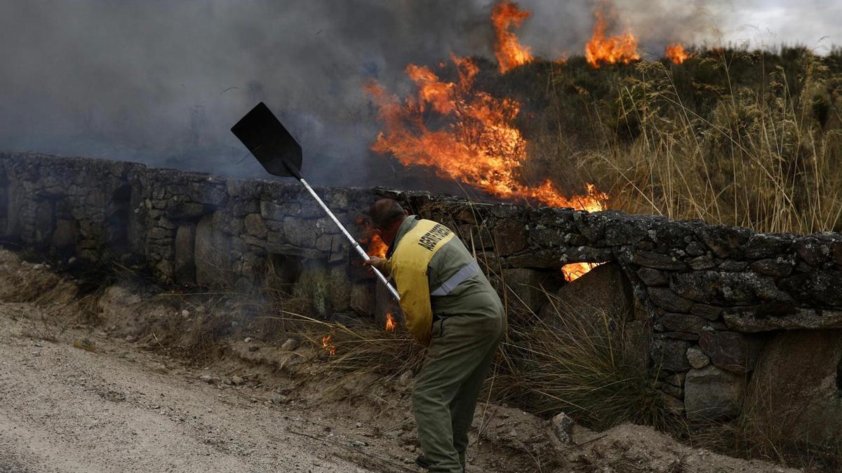 Un trabajador trata de apagar las llamas en Carbajosa de Alba.
