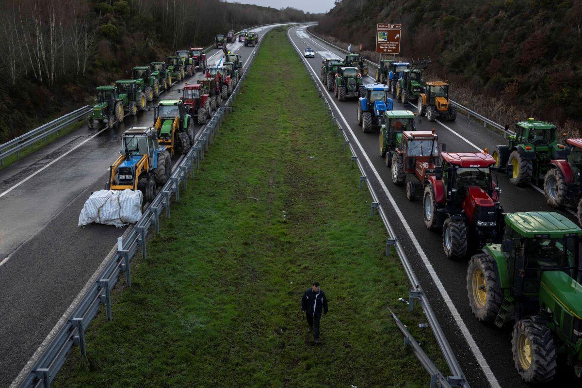 Los tractores, situados en los cuatro carriles de la A 52 a su paso por Xinzo de Limia.