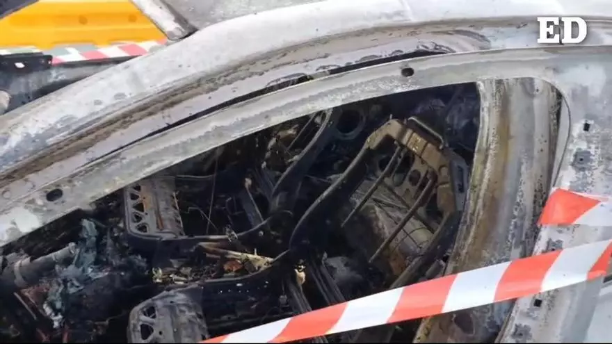 Coches calcinados en un incendio durante esta madrugada en Adeje