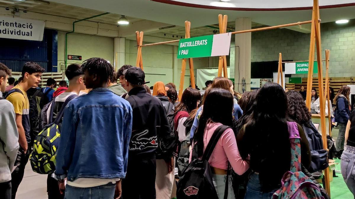 Estudiants fent cua en un dels estands de la Fira de l'Estudiant., aquest dilluns al matí