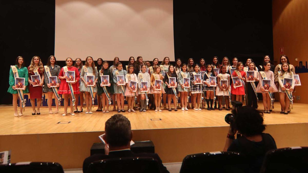 Entrega del libro oficial a la Corte de Honor de las reinas