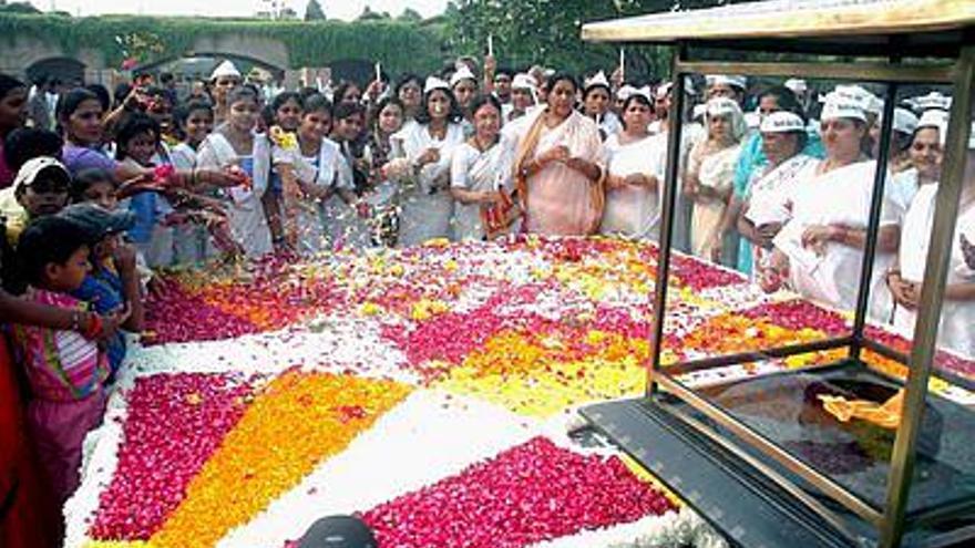 Multitud de devotos rinden homenaje a Mahatma Gandhi en las celebraciones por el 139 aniversario del nacimiento del &quot;Padre de la Nación&quot; en Nueva Delhi, India, hoy jueves 2 de octubre.