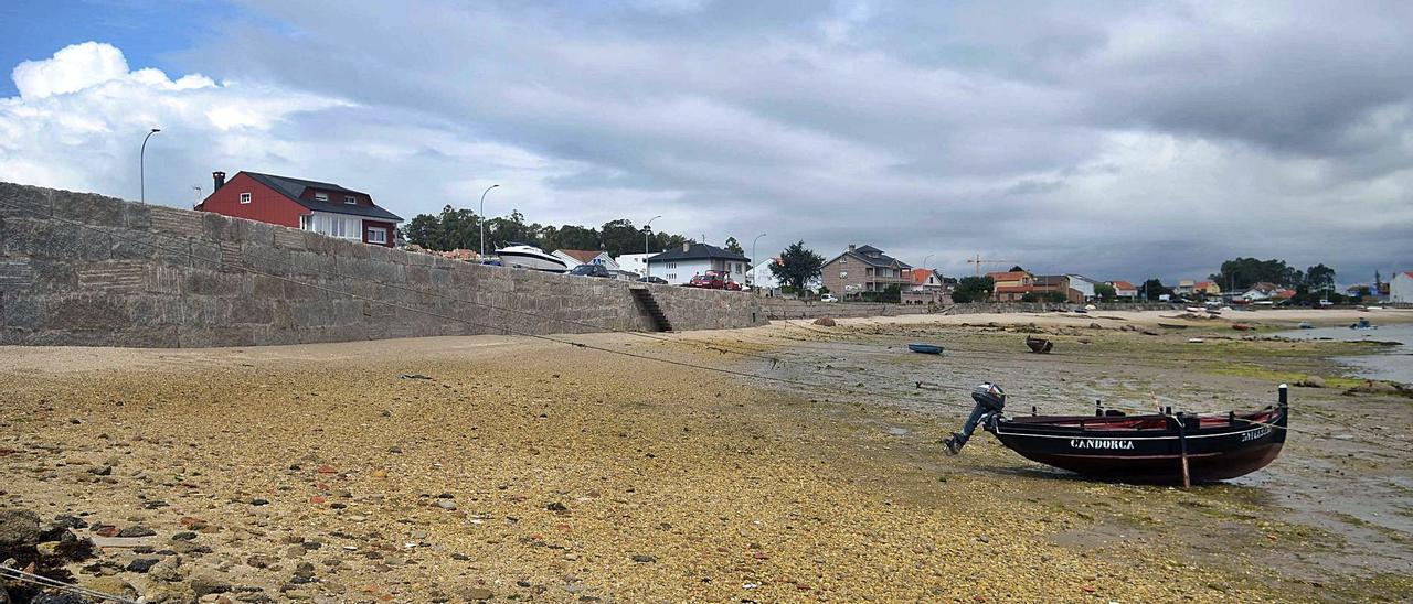 Muro de contención construido en la zona de A Sapeira para evitar la erosión de las mareas y el hundimiento del terreno.