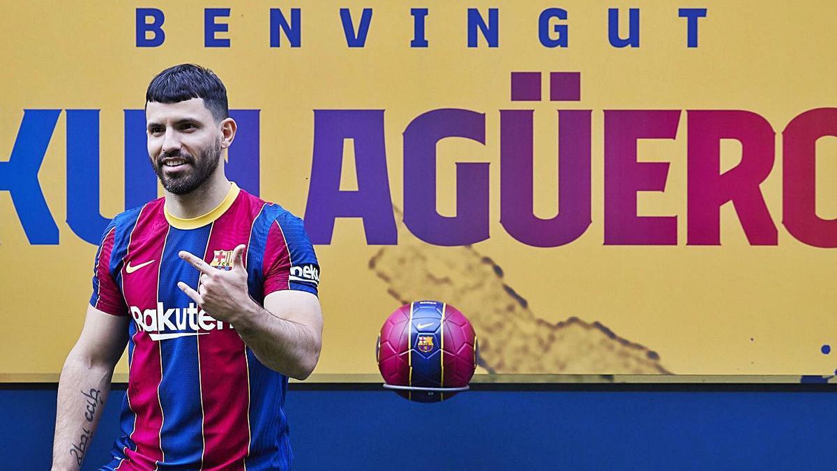 Sergio Agüero es va vestir ahir per primera vegada amb la samarreta blaugrana.   | EFE/ALEJANDRO GARCÍA