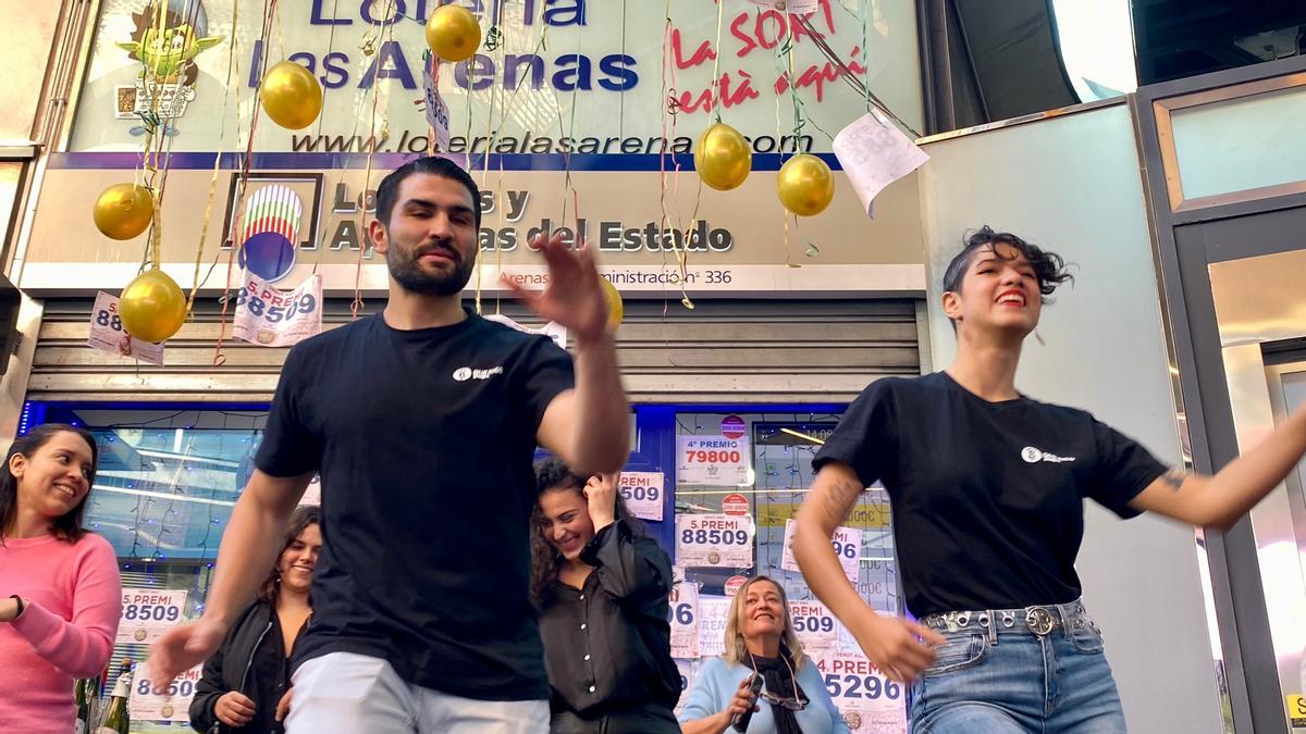 Gabriel y Caren bailan junto a los trabajadores de la Administración de Lotería de las Arenas