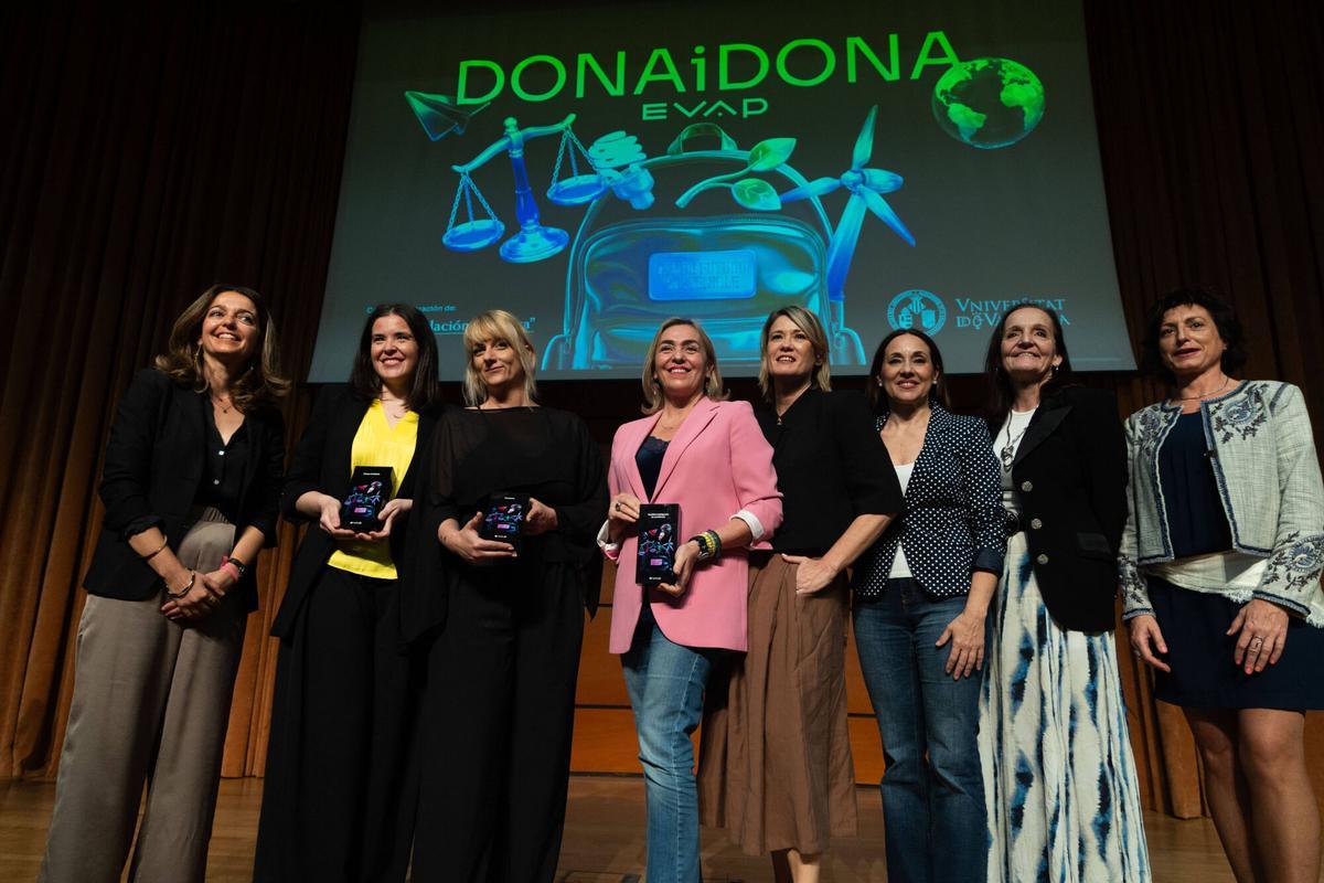 Valencia. VLC. La Asociación de Empresarias. Directivas y profesionales de valencia (EVAP) entrega los premios Dona i Dona. Se premia a empresas que hacen proyectos sociales. Jardin Botanico