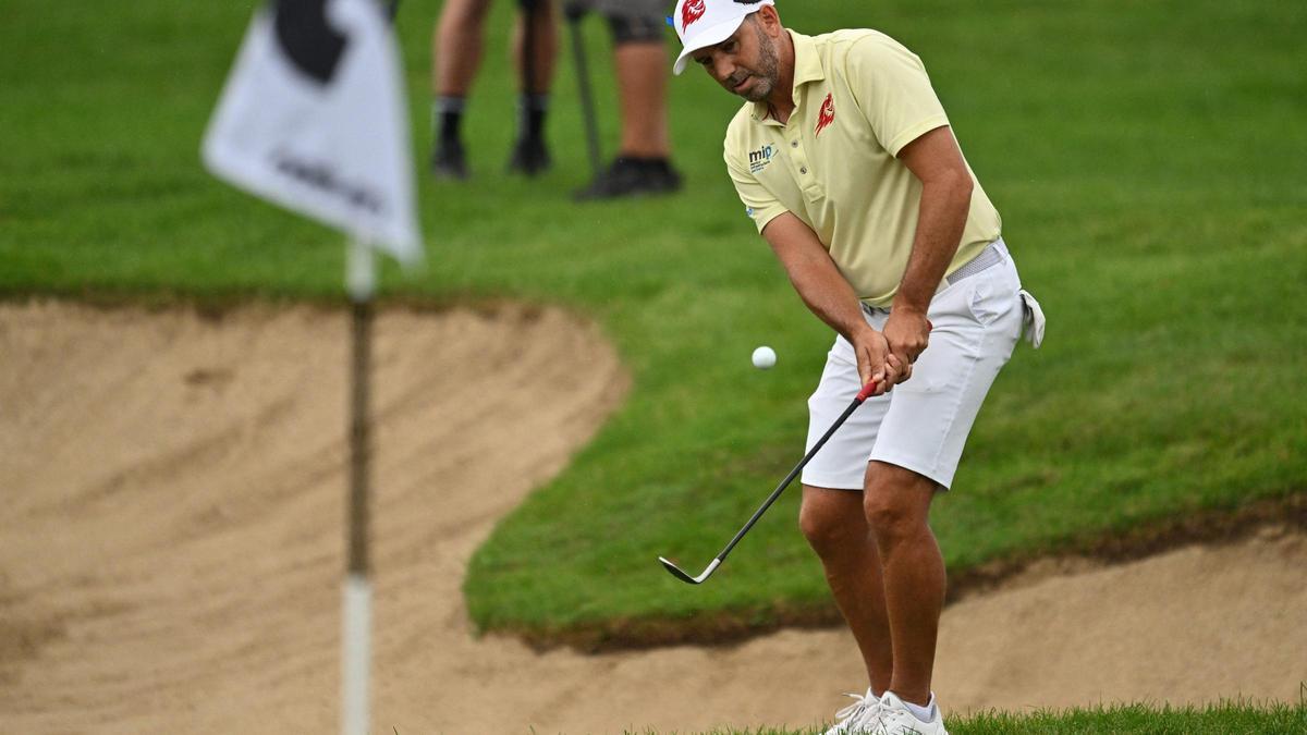 Sergio García ejecuta un golpe cerca del 'green' en el torneo LIV de Chicago en septiembre de 2022.