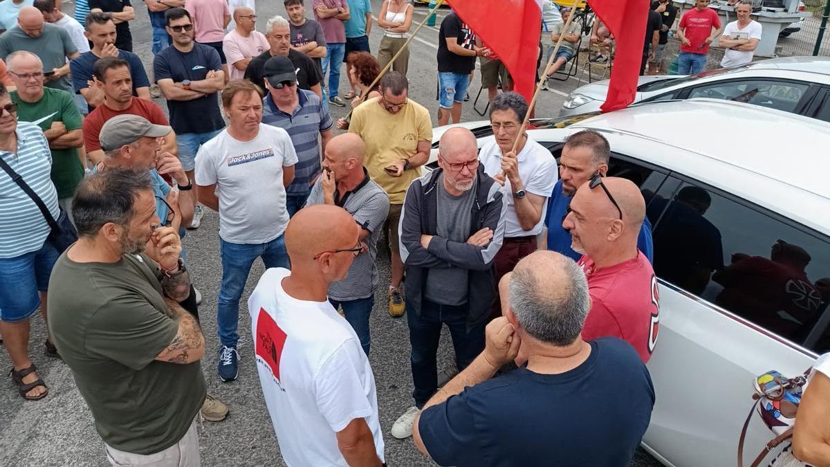 Unai Sordo, en el centro del corrillo, junto a otros cargos de CC OO y sindicalistas de Moreda Trefilería.