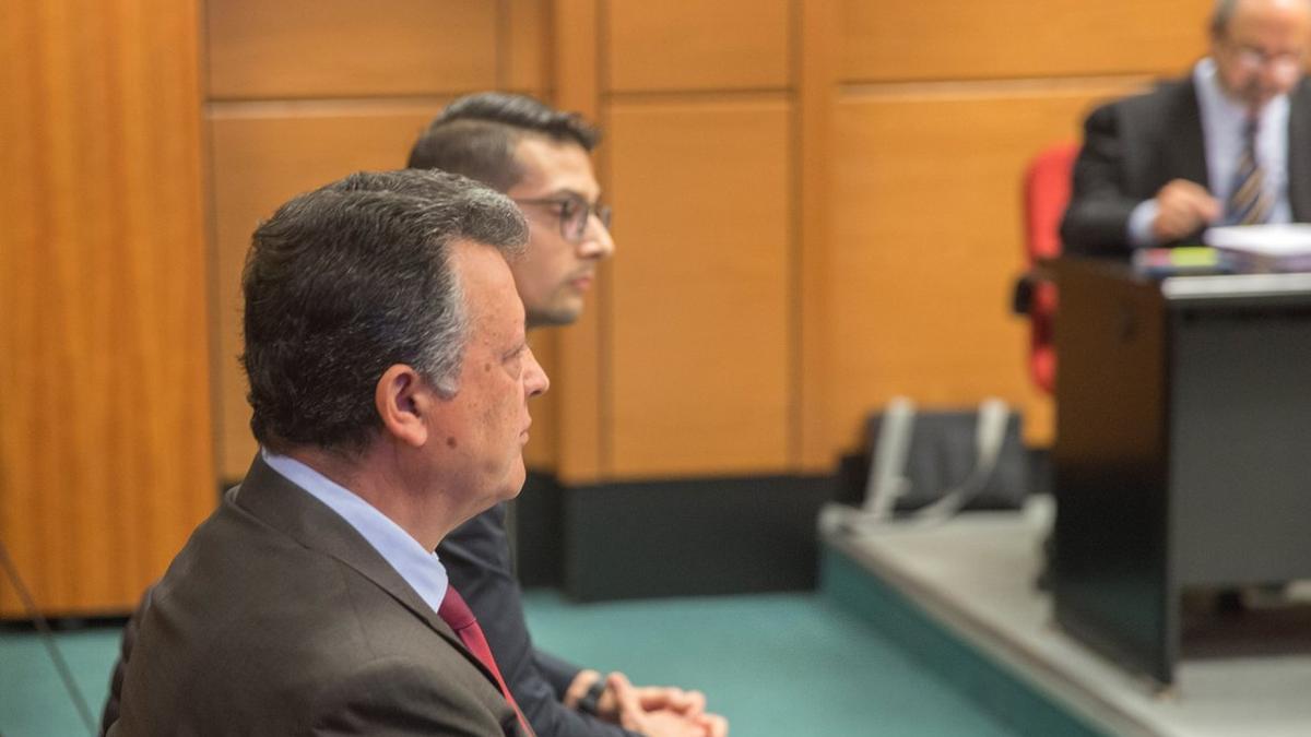 El director de Mercedes-Benz en España, Emilio Titos, y su hijo, durante el juicio en Vitoria.