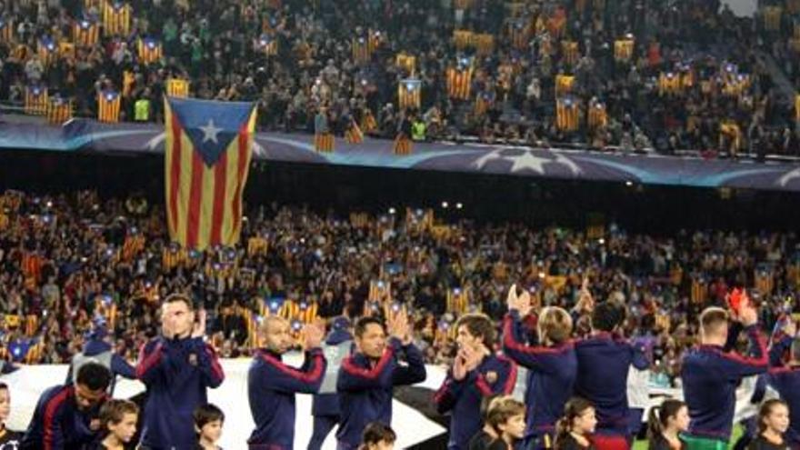 El Camp Nou s&#039;omple d&#039;estelades en resposta a les sancions de la UEFA