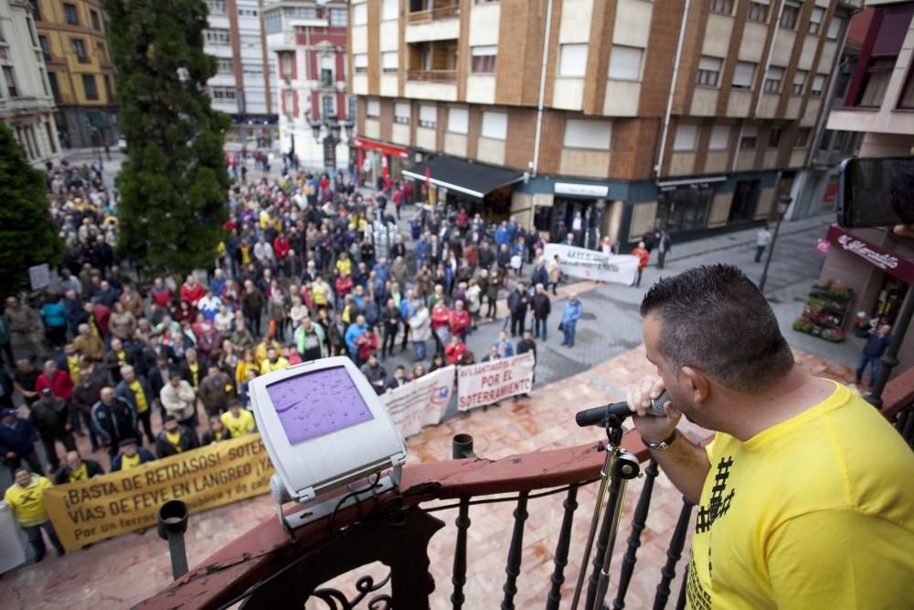 Manifestación contra los retrasos en las obras de soterramiento en Langreo