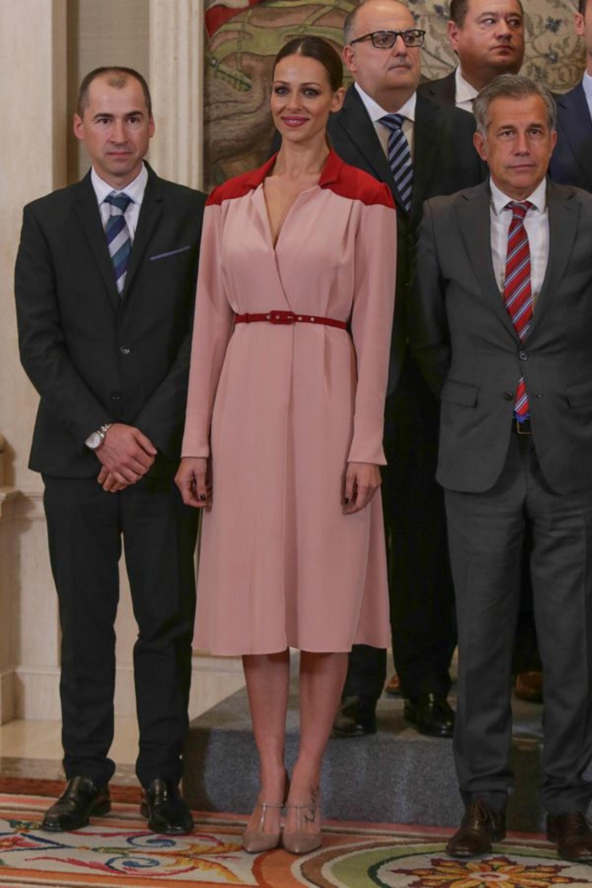 Eva González con vestido rosa y rojo de Antonio García en Zarzuela