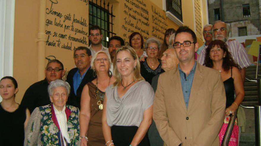 La alcaldesa junto a los poetas de Anuesca