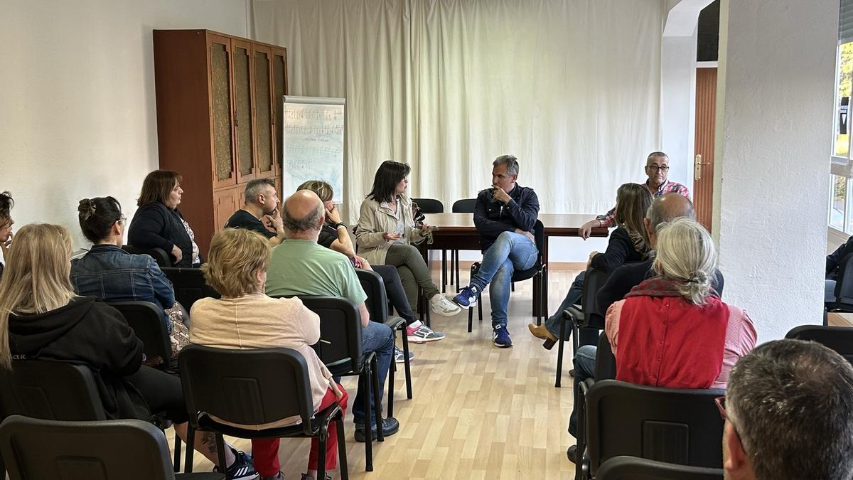 Reunión de los vecinos de Pontemuíños con el PP de Pontevedra.