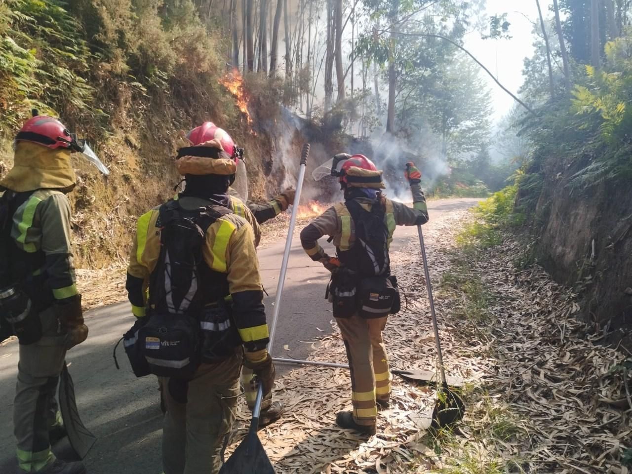 Así evoluciona el incendio que arrasa el monte de Meaño