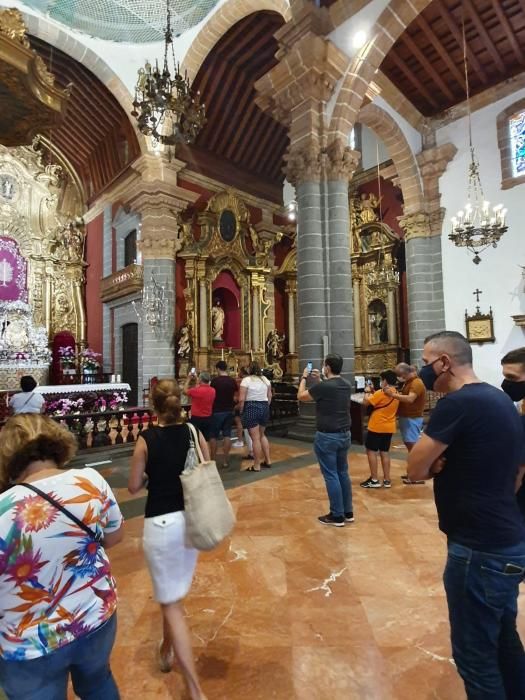 La Virgen del Pino baja de su camarín en Teror