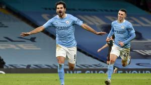 Gündogan, seguido por Foden, celebra un gol ante el Tottenham.