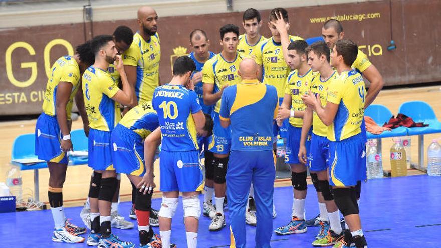 Los jugadores del Vecindario, con su técnico en un tiempo muerto.