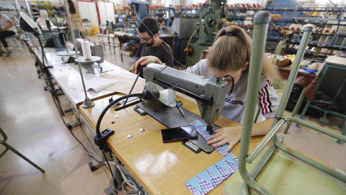 Taller del calzado del instituto Sixto Marco de Elche, donde se aprenden todas las destrezas de la profesión. | ANTONIO AMORÓS